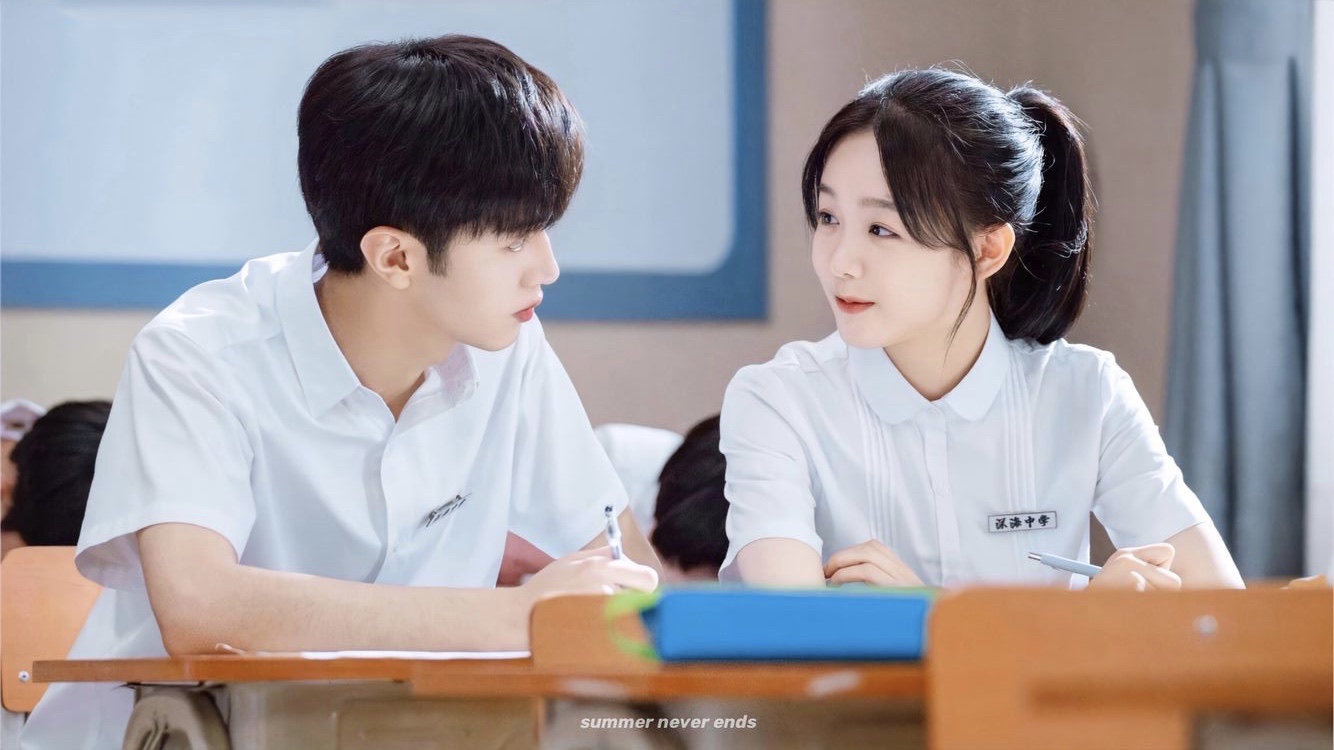 Bóng lưng 2 sinh viên dưới trời mưa lạnh khiến netizen rung động: Khi yêu thương là chiếc ô nghiêng!- Ảnh 3. Bóng lưng 2 sinh viên dưới trời mưa lạnh khiến netizen rung động: Khi yêu thương là chiếc ô nghiêng!- Ảnh 3.