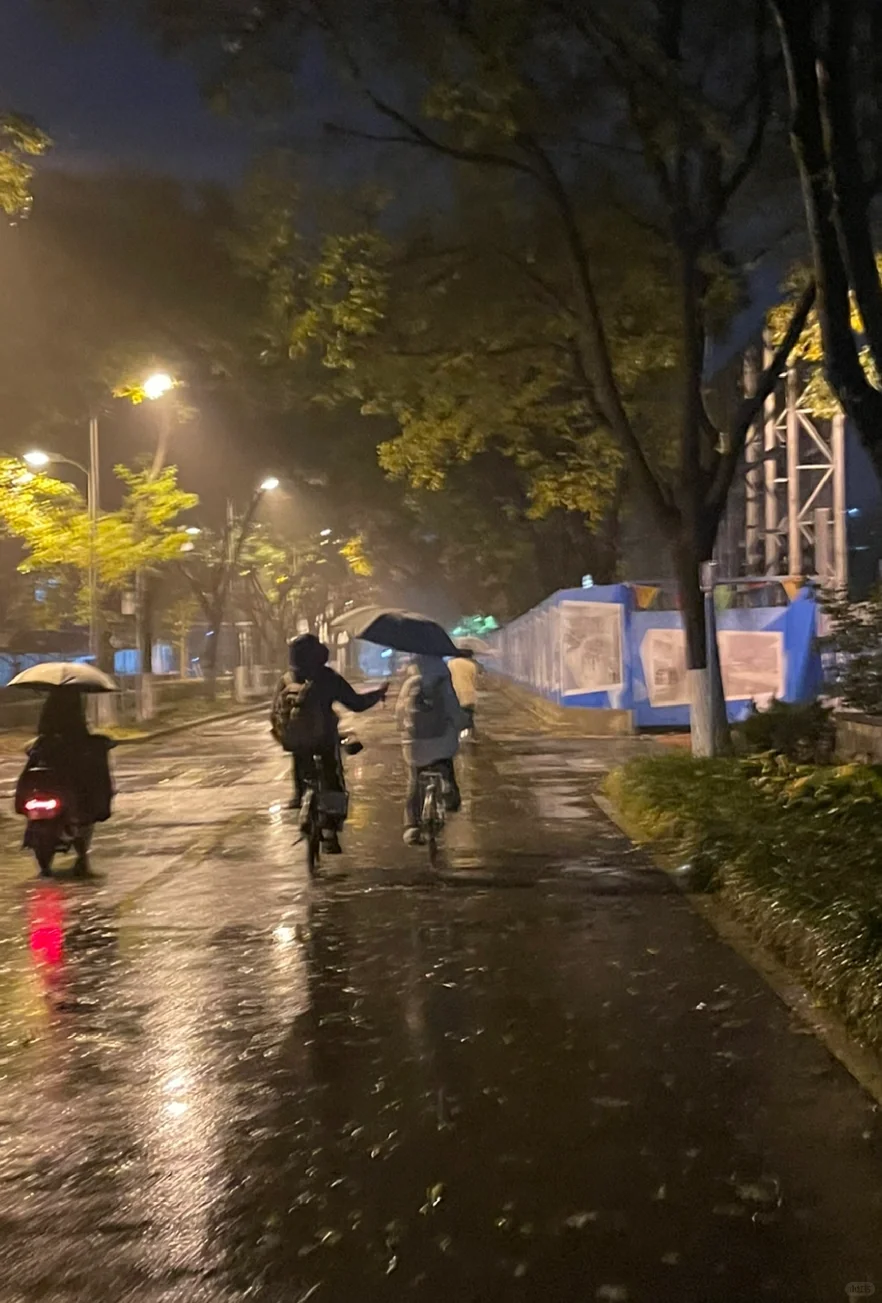 Bóng lưng 2 sinh viên dưới trời mưa lạnh khiến netizen rung động: Khi yêu thương là chiếc ô nghiêng!- Ảnh 1. Bóng lưng 2 sinh viên dưới trời mưa lạnh khiến netizen rung động: Khi yêu thương là chiếc ô nghiêng!- Ảnh 1.