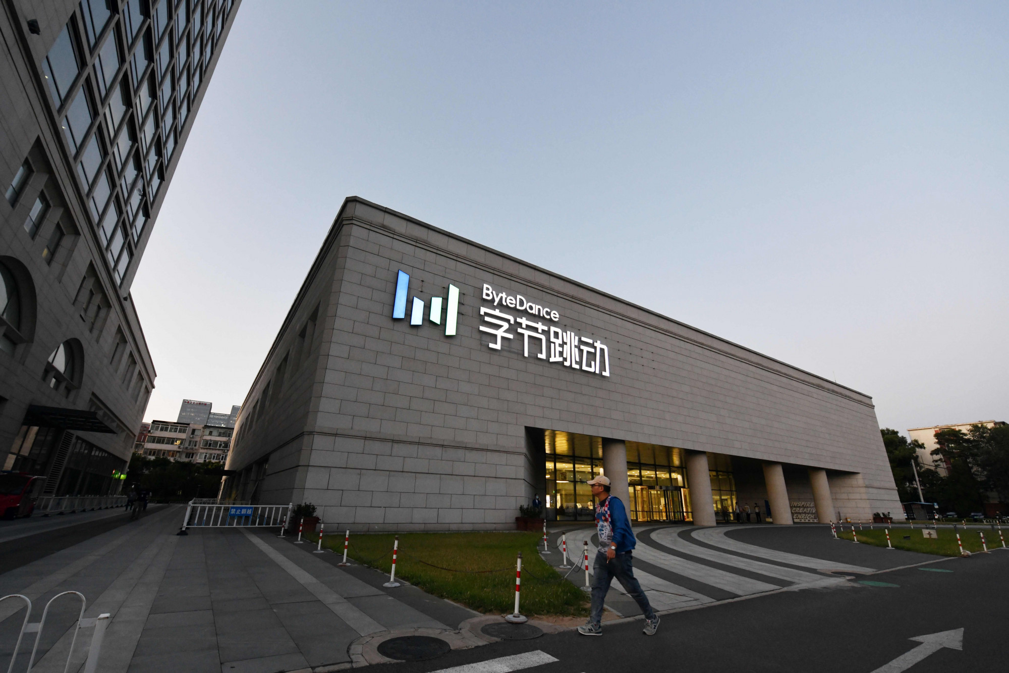 Nạn trẻ vị thành niên khoe thân kiếm tiền dẫn đến vụ kiện TikTok ByteDance đang kẹt giữa làn sóng chỉ trích từ dư luận Hoa Kỳ về nghi vấn thu thập thông tin người dùng trái phép, cùng cáo buộc gây ảnh hưởng độc hại với trẻ vị thành niên. - Ảnh: GettyImages