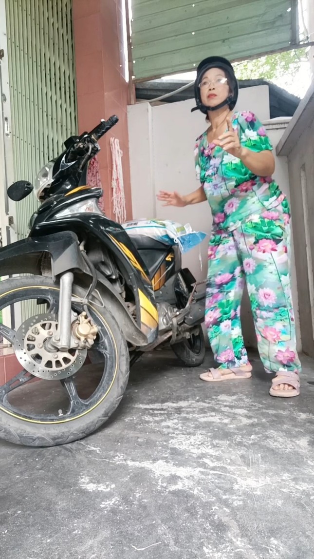 Netizen rần rần vì "cô bán gạo", hot cỡ nào mà Trúc Nhân phải bình luận "xin xỏ"? ảnh 1