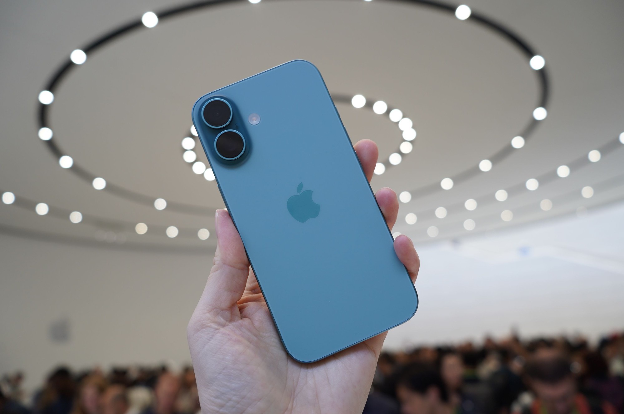Người Việt chi 5.000 tỷ đồng mua iPhone 16- Ảnh 1. Người Việt chi 5.000 tỷ đồng mua iPhone 16- Ảnh 1.