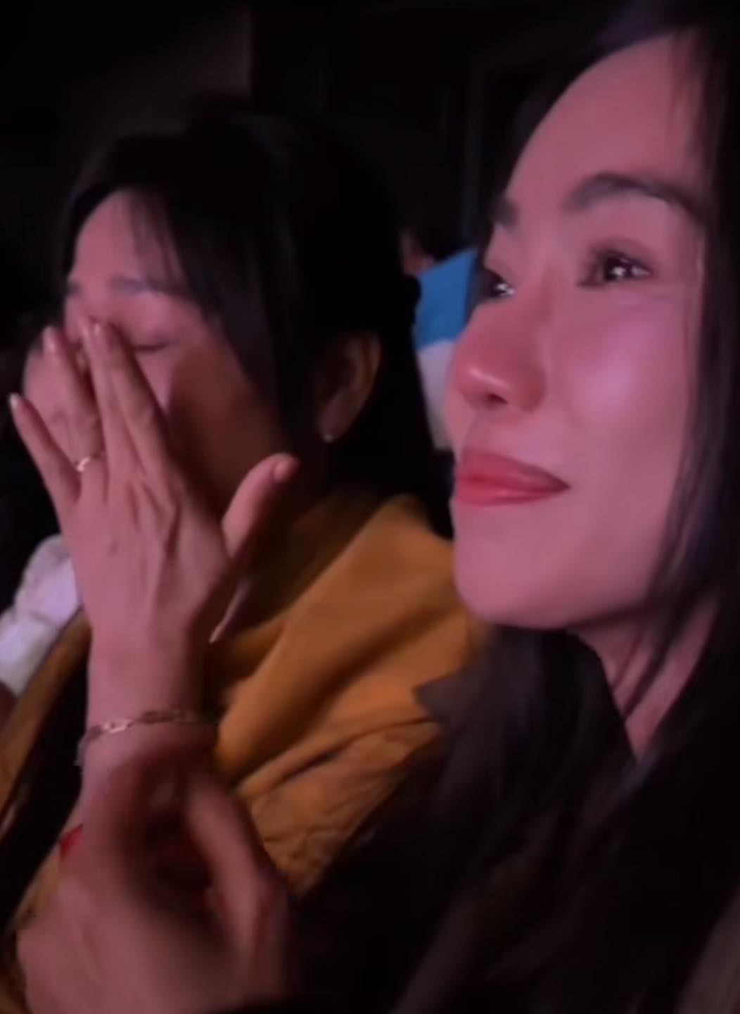 Nhìn mẹ Thanh Thuỷ liên tục khóc nức nở, netizen chợt hiểu ra lý do cô gái Đà Nẵng xuất sắc đăng quang Hoa hậu Quốc tế- Ảnh 1. Nhìn mẹ Thanh Thuỷ liên tục khóc nức nở, netizen chợt hiểu ra lý do cô gái Đà Nẵng xuất sắc đăng quang Hoa hậu Quốc tế- Ảnh 1.