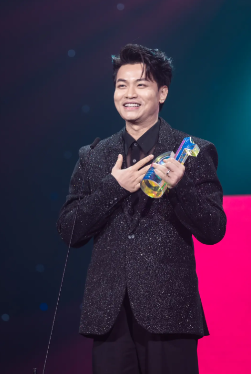 Ninh Anh Bùi – Từ nhân viên văn phòng đến biểu tượng sáng tạo tại TikTok Awards Việt Nam 2024