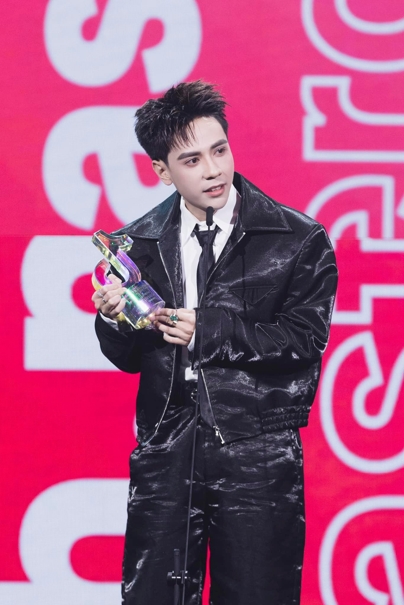 Quang Hùng MasterD thắng giải Nghệ sĩ âm nhạc của năm TikTok Awards 2024- Ảnh 1. Quang Hùng MasterD thắng giải Nghệ sĩ âm nhạc của năm TikTok Awards 2024- Ảnh 1.