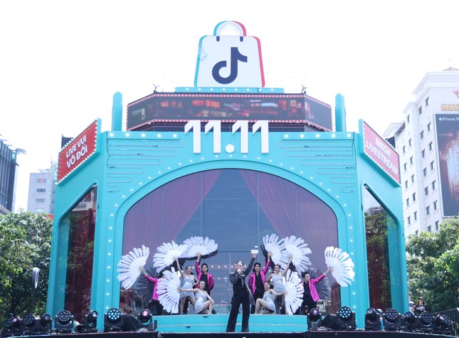 14 tiếng livestream 'thả ga' tại Phố đi bộ Nguyễn Huệ: TikTok Shop 'chơi lớn' mừng 11.11 ảnh 1