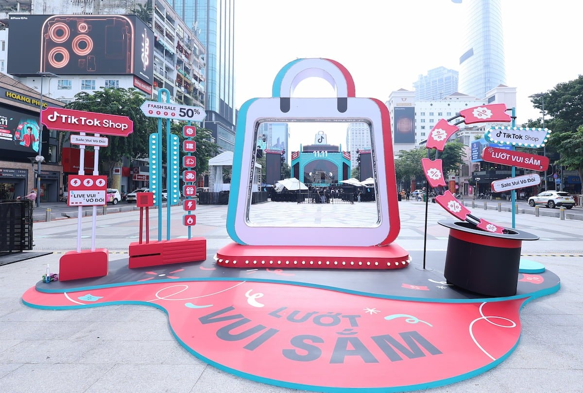 Phiên bán hàng qua livestream quy mô lớn, lần đầu tiên được tổ chức tại Phố đi bộ Nguyễn Huệ (TP.HCM).
