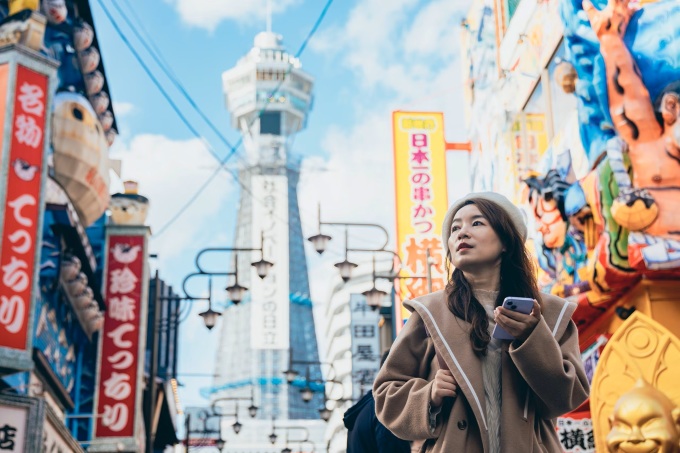 Người trẻ có xu hướng book chuyến đi dựa trên gợi ý từ TikTok. Ảnh: Shih-Wei