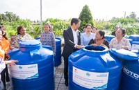 Hôm nay (5/11), hơn 420 phụ nữ tại tỉnh Cà Mau được trao tặng bồn chứa nước sinh hoạt.