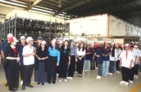 Các đại biểu tham quan trong nhà máy
