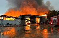 Lực lượng chức năng có mặt để khống chế ngọn lửa, không cho cháy lan nhanh sang các kho xưởng bên cạnh.