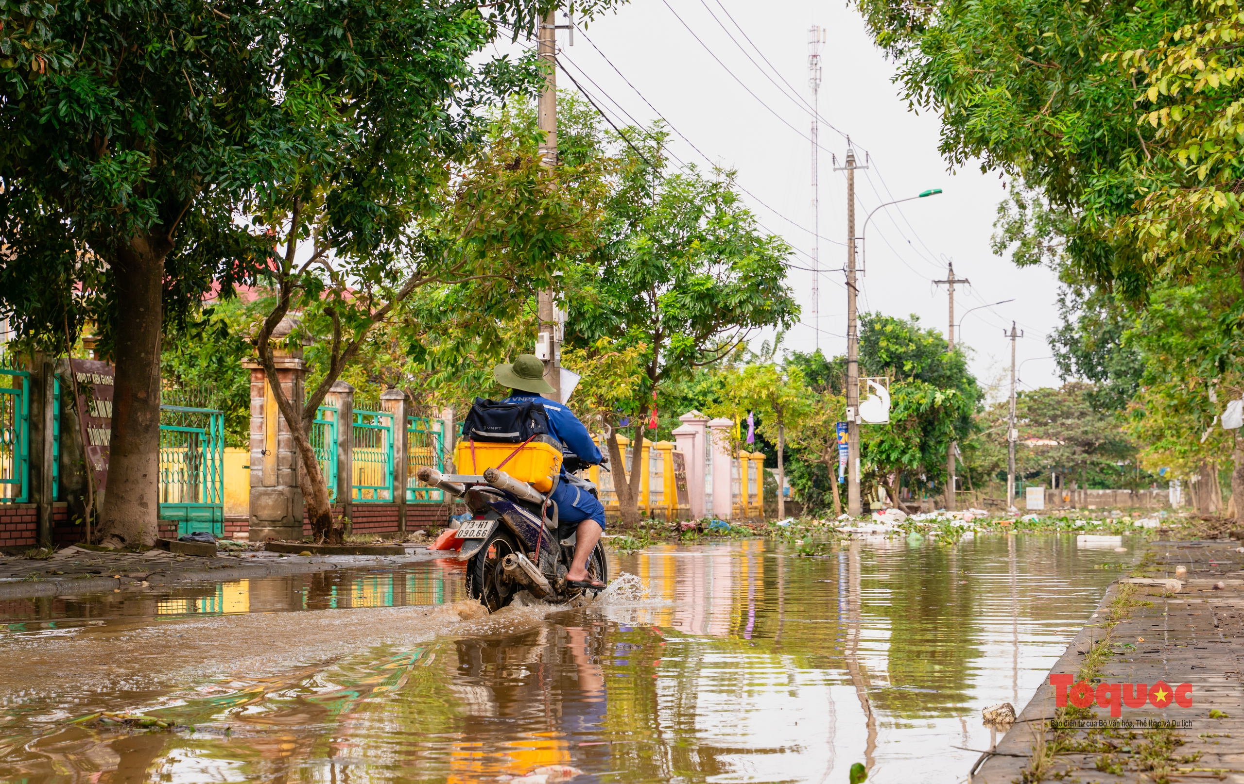 Tổng lực dọn vệ sinh sau lũ ở Quảng Bình - Ảnh 4. Tổng lực dọn vệ sinh sau lũ ở Quảng Bình - Ảnh 4.