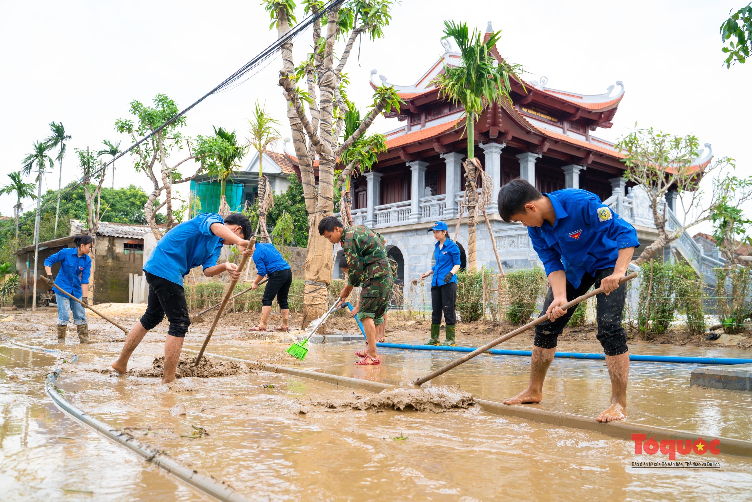 Tổng lực dọn vệ sinh sau lũ ở Quảng Bình - Ảnh 15. Tổng lực dọn vệ sinh sau lũ ở Quảng Bình - Ảnh 15.