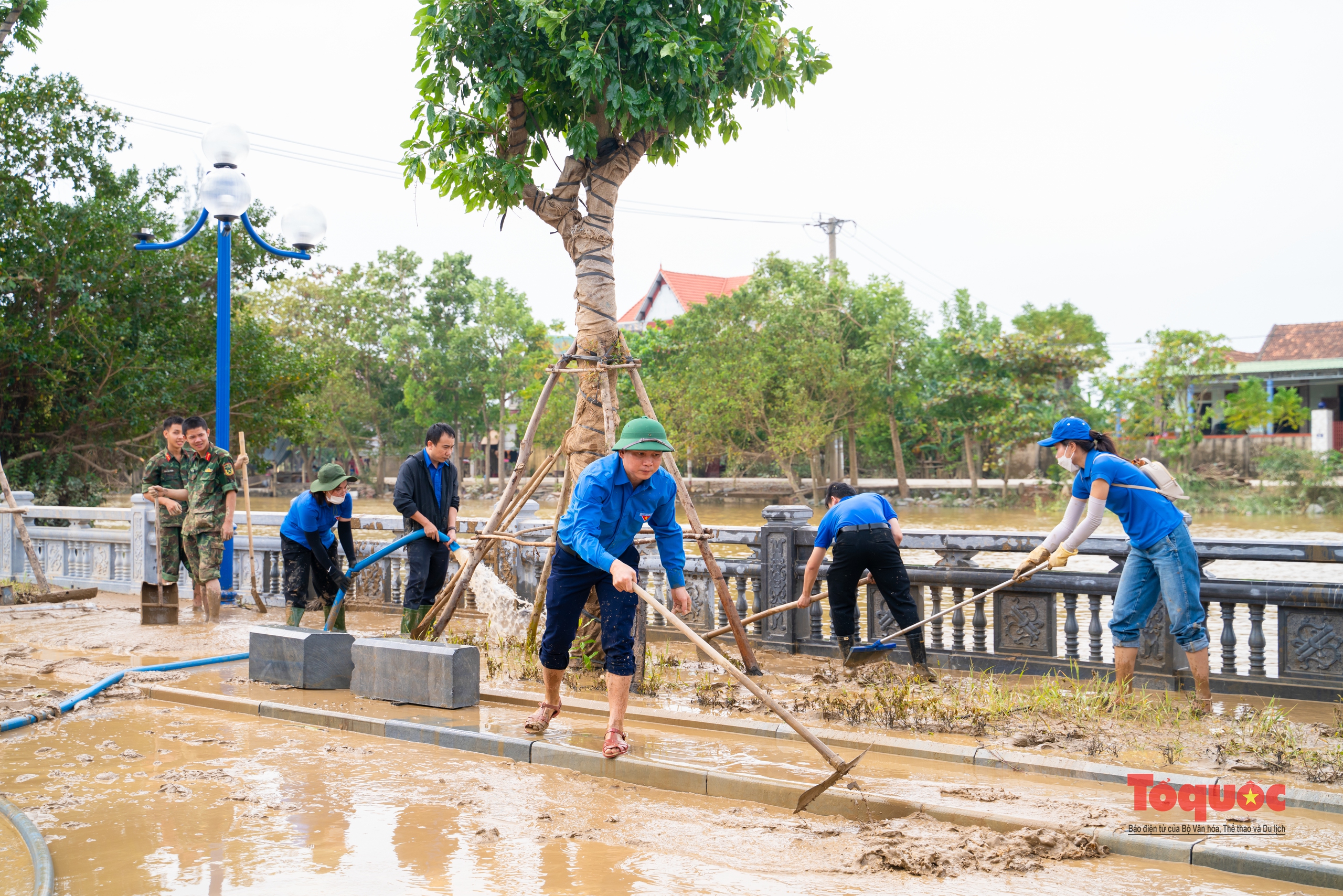 Tổng lực dọn vệ sinh sau lũ ở Quảng Bình - Ảnh 14. Tổng lực dọn vệ sinh sau lũ ở Quảng Bình - Ảnh 14.