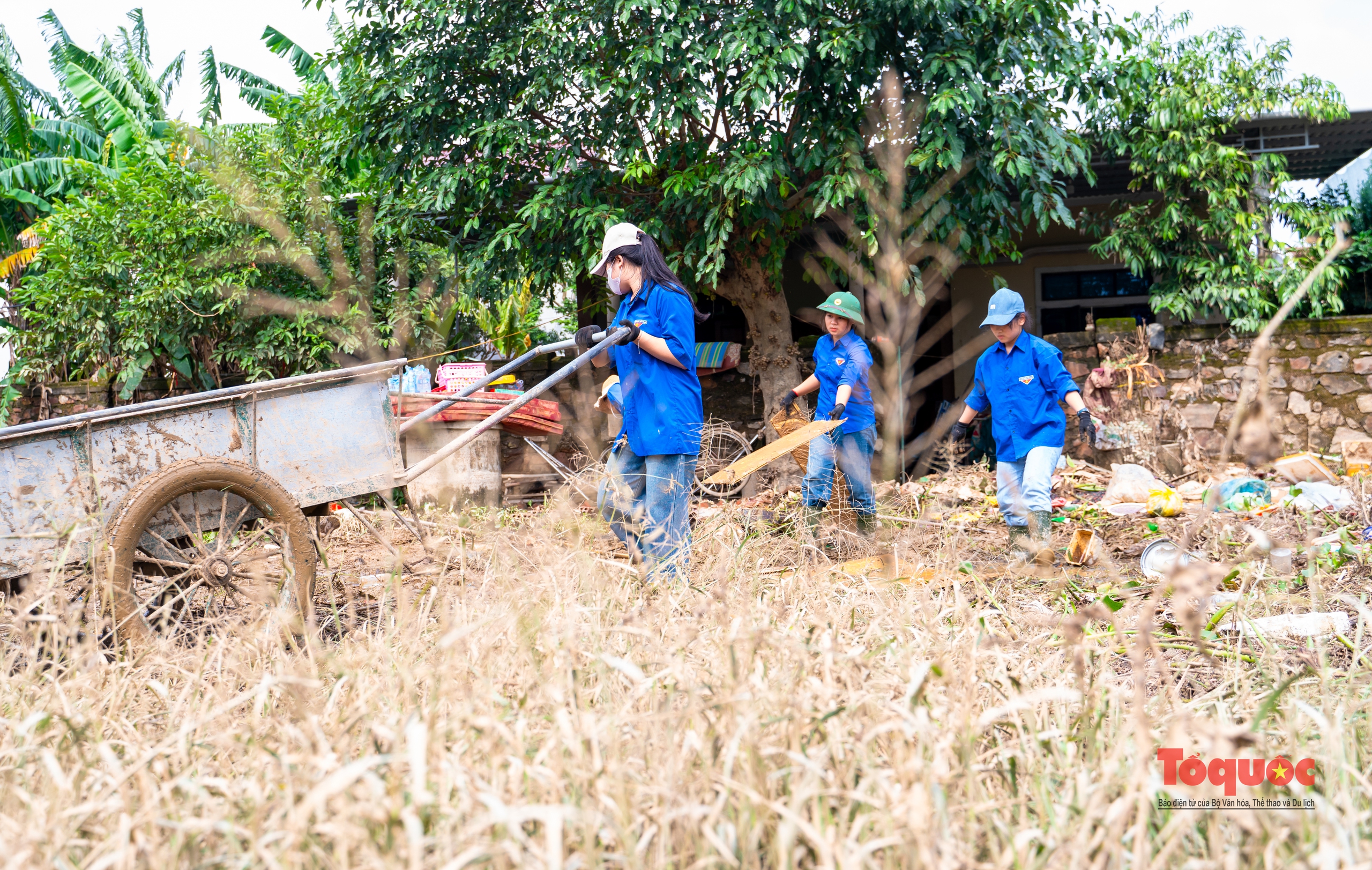 Tổng lực dọn vệ sinh sau lũ ở Quảng Bình - Ảnh 17. Tổng lực dọn vệ sinh sau lũ ở Quảng Bình - Ảnh 17.