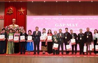 Phó Bí thư Thành ủy Hà Nội Nguyễn Văn Phong và Phó Chủ tịch UBND thành phố Hà Nội Nguyễn Mạnh Quyền tặng quà các đại biểu