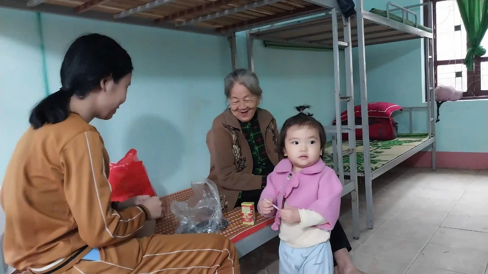Chính quyền địa phương đã di dời hơn 140 người dân dưới đồi Cây Sường đến nơi tránh trú an toàn. Ảnh: CTV Quảng Bình: Di dời hơn 140 người dân dưới đồi Cây Sường có nguy cơ sạt lở