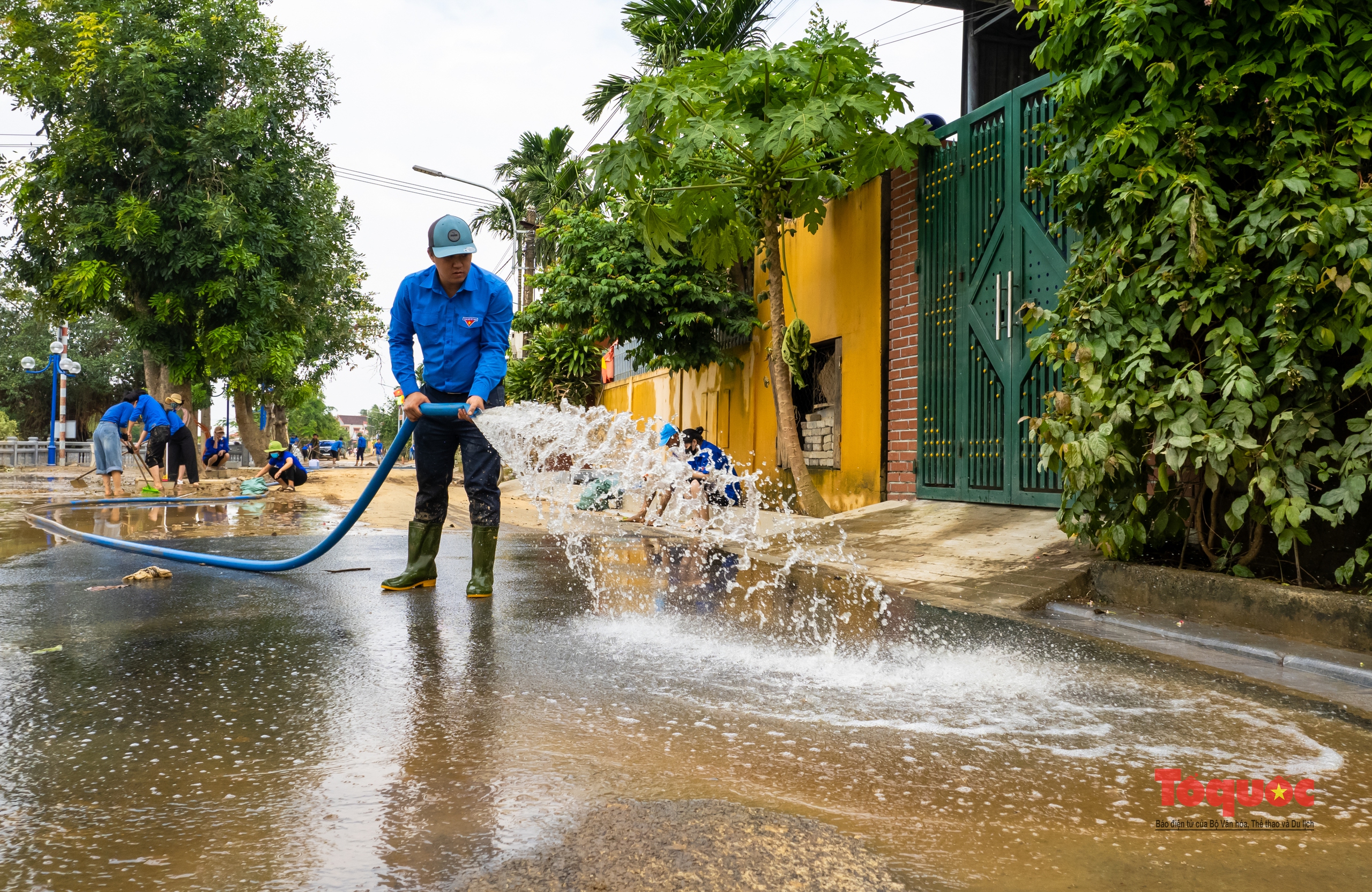 Tổng lực dọn vệ sinh sau lũ ở Quảng Bình - Ảnh 11. Tổng lực dọn vệ sinh sau lũ ở Quảng Bình - Ảnh 11.