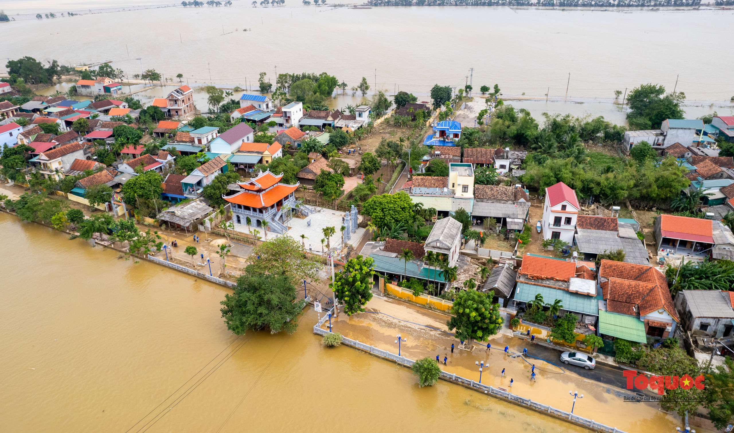 Tổng lực dọn vệ sinh sau lũ ở Quảng Bình - Ảnh 22. Tổng lực dọn vệ sinh sau lũ ở Quảng Bình - Ảnh 22.