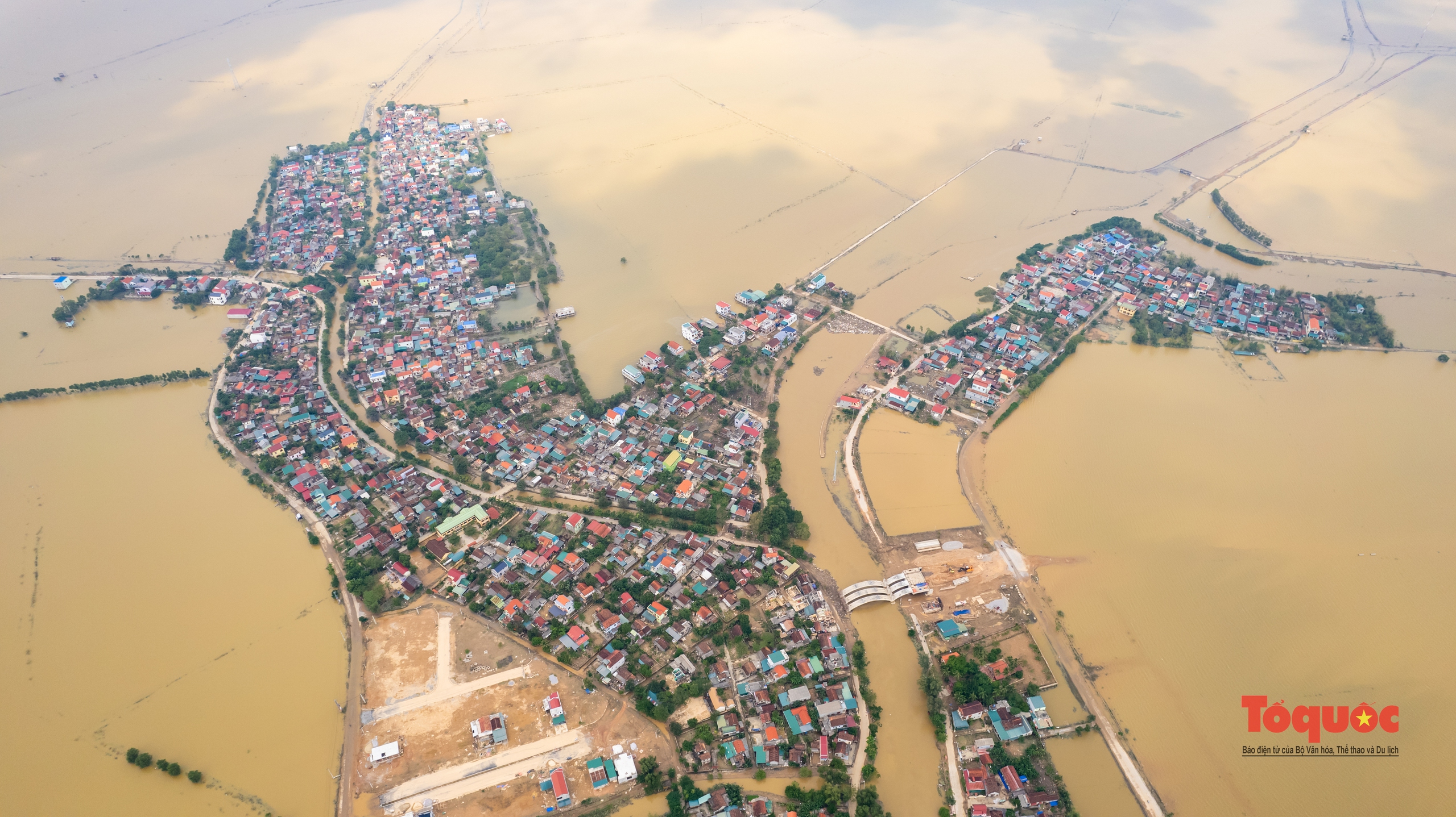 Tổng lực dọn vệ sinh sau lũ ở Quảng Bình - Ảnh 1. Tổng lực dọn vệ sinh sau lũ ở Quảng Bình - Ảnh 1.