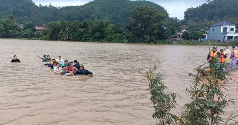 Tìm thấy thi thể người đàn ông mất tích khi cứu học sinh bị lũ cuốn