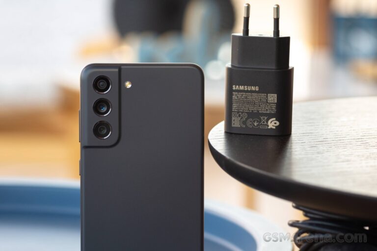 Galaxy S21 FE rẻ bằng nửa iPhone 12, mạnh mẽ, hoàn thiện không kém Galaxy S24 nhiều ăn đứt iPhone 16