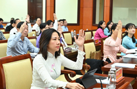 Đại biểu biểu quyết tại Kỳ họp thứ 19 (kỳ họp chuyên đề) của HĐND TP HCM khóa X. (Ảnh: Việt Dũng)