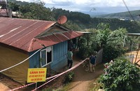 Lực lượng chức năng đặt cảnh báo nguy hiểm tại điểm gần nhà dân có nguy cơ sạt lở đất ở thôn Trường Sơn (xã Xuân Trường, TP Đà Lạt, tỉnh Lâm Đồng).