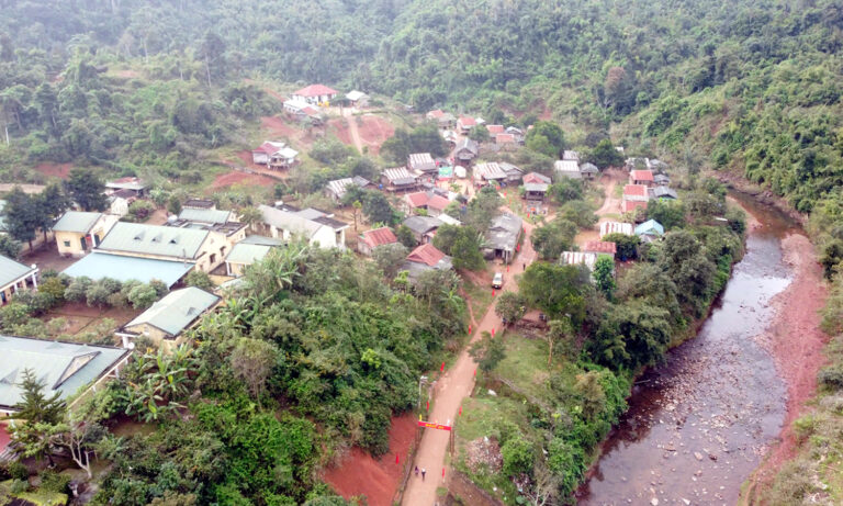 Hạnh phúc trọn vẹn nơi biên giới Việt-Lào