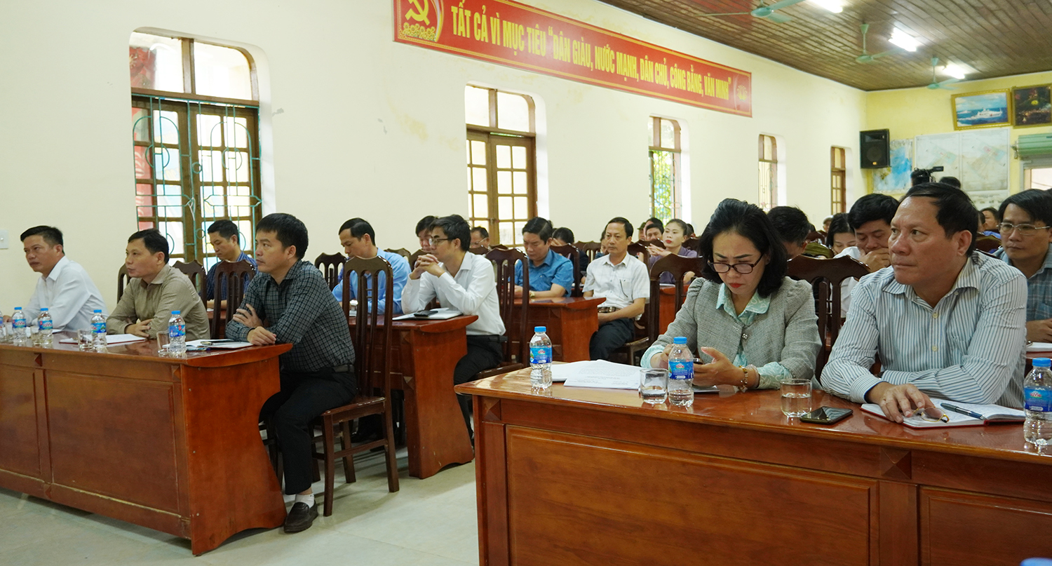 Các đại biểu tham dự buổi tiếp xúc cử tri.