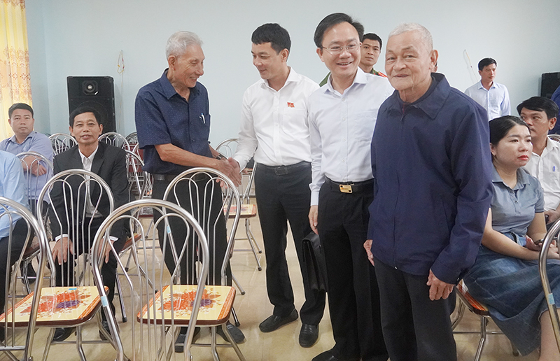 Tổ đại biểu HĐND tỉnh đang trò chuyện với cử tri huyện Tuyên Hóa.