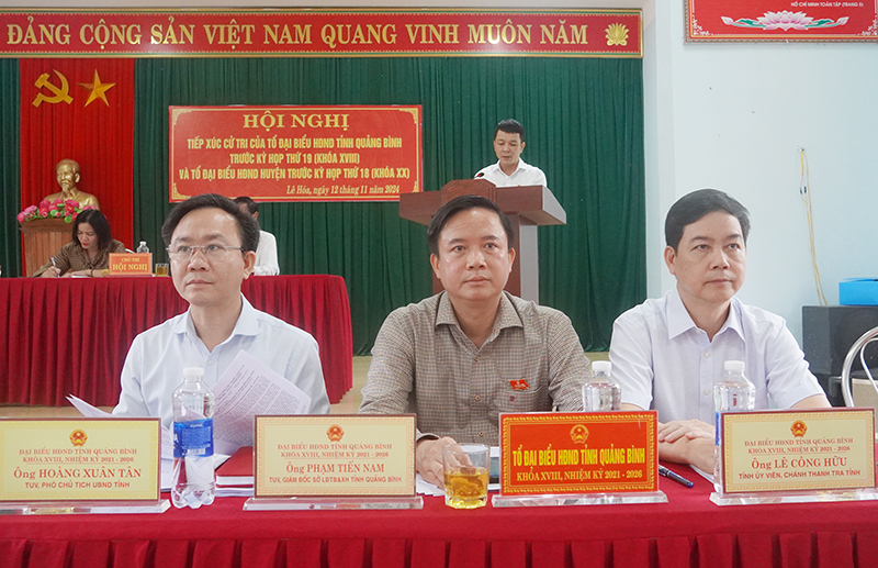 Các đại biểu dự buổi tiếp xúc cử tri HĐND tỉnh tại huyện Tuyên Hóa.