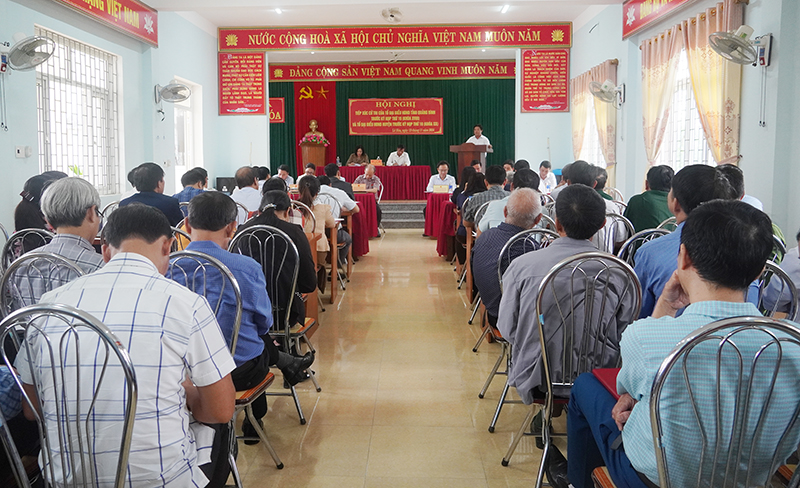 Đông đảo cư tri huyện Tuyên Hóa tham gia hội nghị tiếp xúc cử tri.