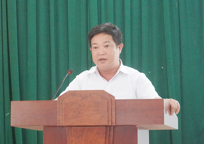 Cử tri huyện Tuyên Hóa phát biểu ý kiến tại hội nghị.