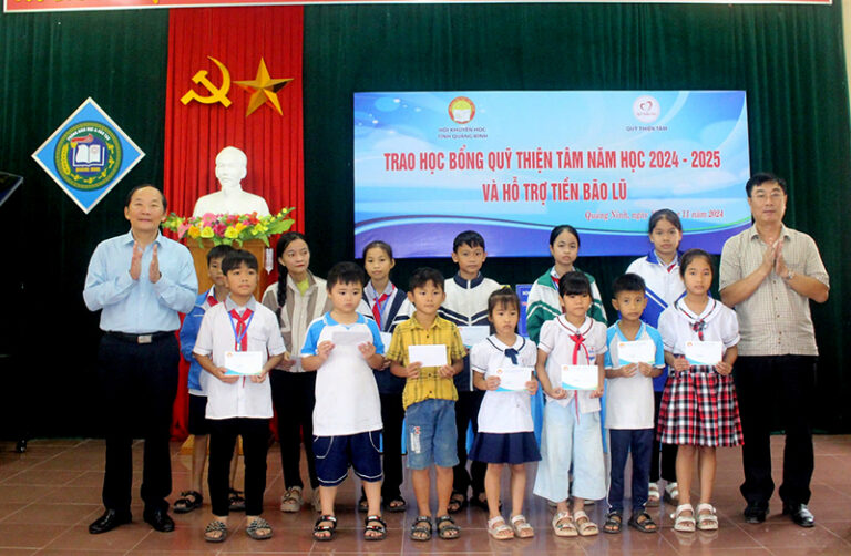 Trao học bổng Quỹ Thiện Tâm cho học sinh vượt khó học giỏi