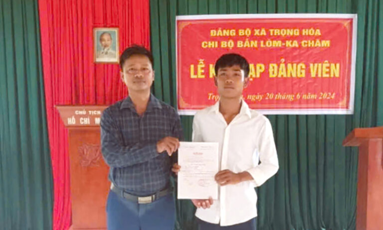 Chú trọng phát triển đảng viên ở vùng khó