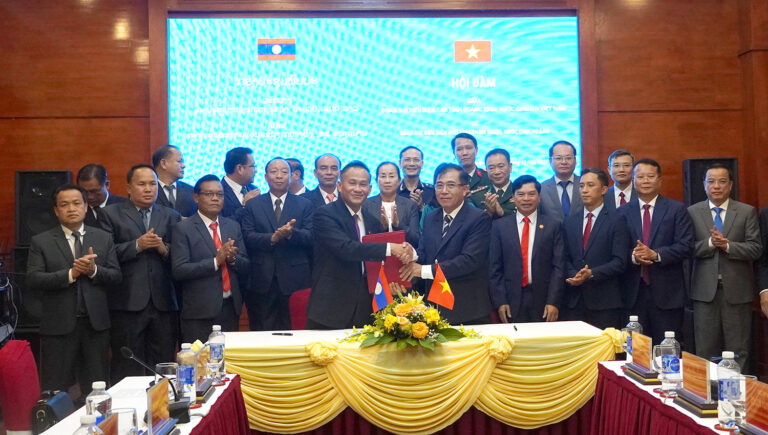 Hội đàm, ký kết biên bản hợp tác về công tác biên giới Quảng Bình-Khăm Muồn