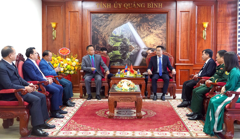 Đồng chí Bí thư Tỉnh ủy tiếp xã giao đoàn đại biểu biên giới tỉnh Khăm Muồn