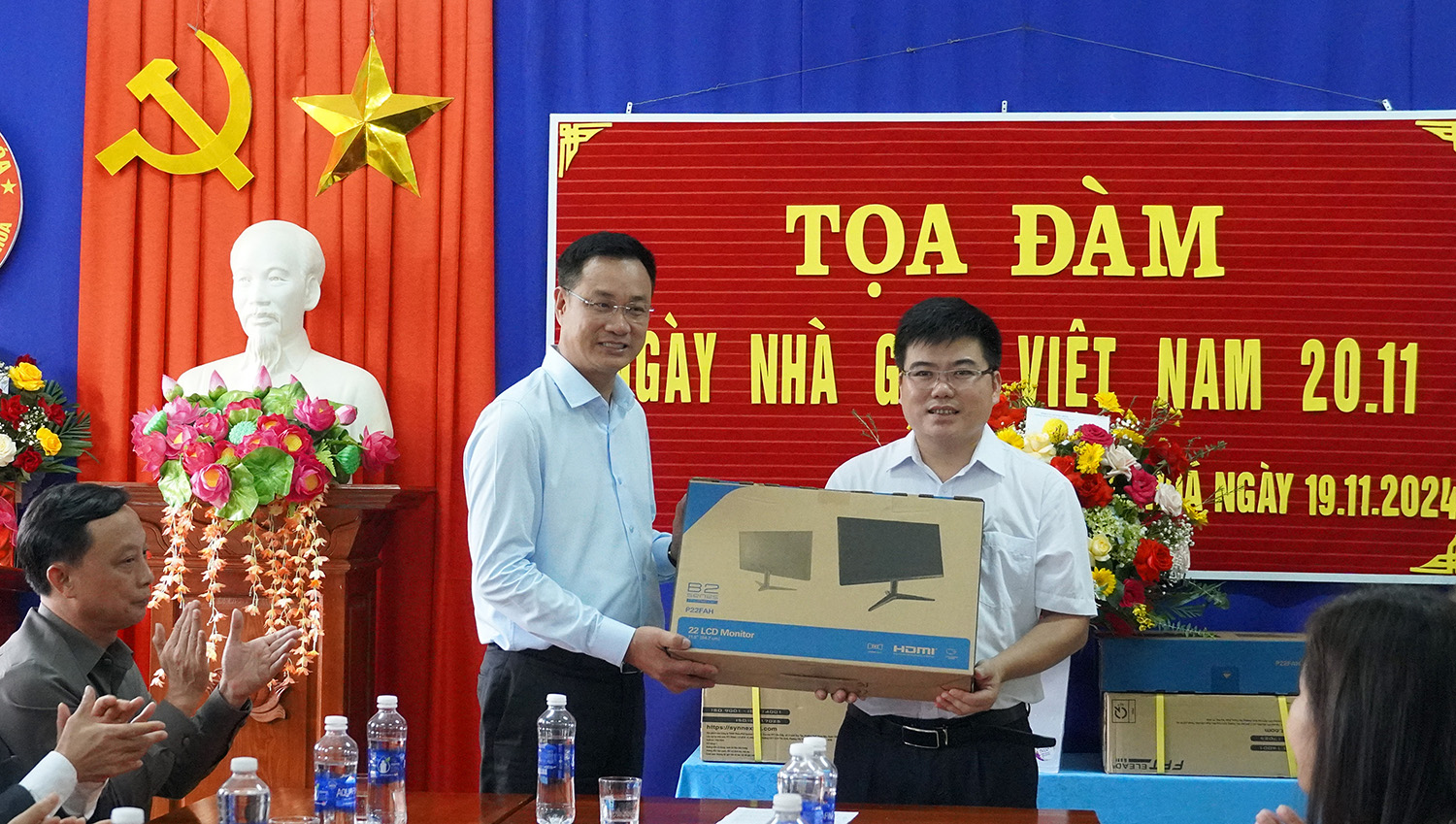 Đồng chí Bí thư Tỉnh ủy Lê Ngọc Quang tặng máy tính cho Trường phổ thông dân tộc bán trú tiểu học và THCS Lâm Hóa (Tuyên Hóa)