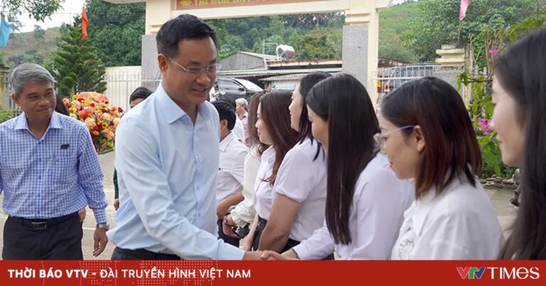 Bí thư Tỉnh uỷ Quảng Bình thăm, tặng quà thầy cô, học sinh nhân Ngày Nhà giáo Việt Nam