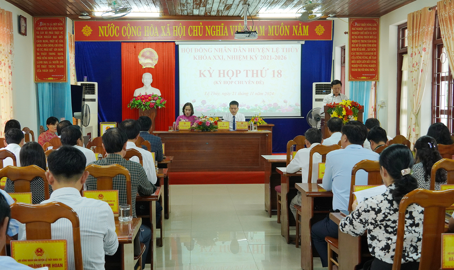 Quang cảnh kỳ họp.