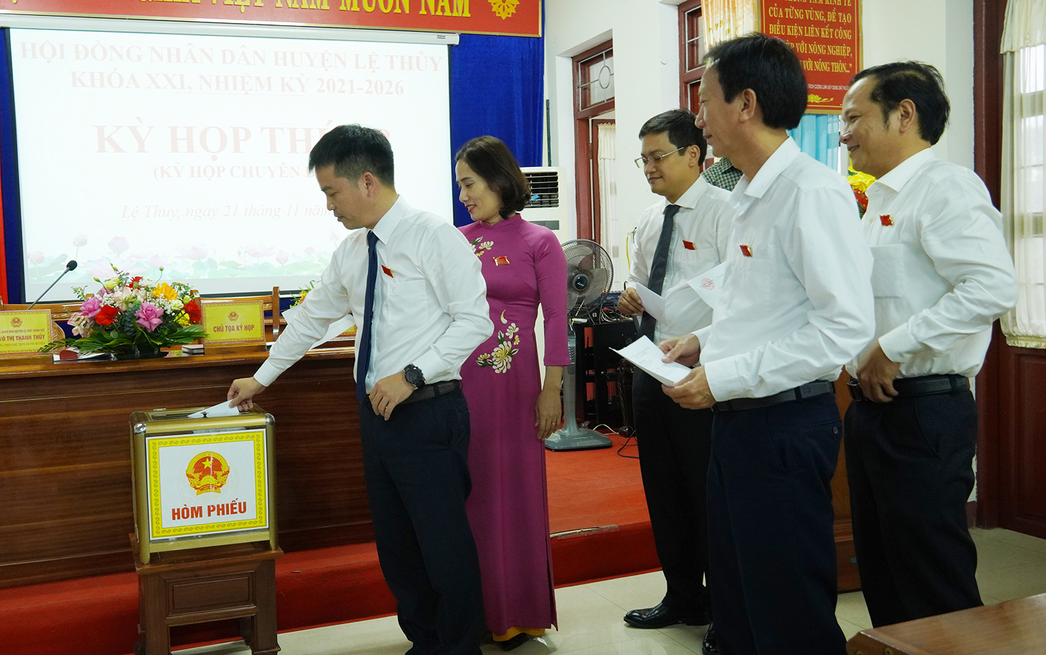 Các đại biểu HĐND huyện bỏ phiếu bầu chức danh Chủ tịch UBND huyện Lệ Thủy.