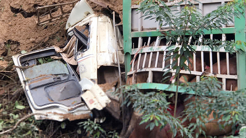 Phần đầu xe tải bị hư hỏng nặng sau tai nạn.