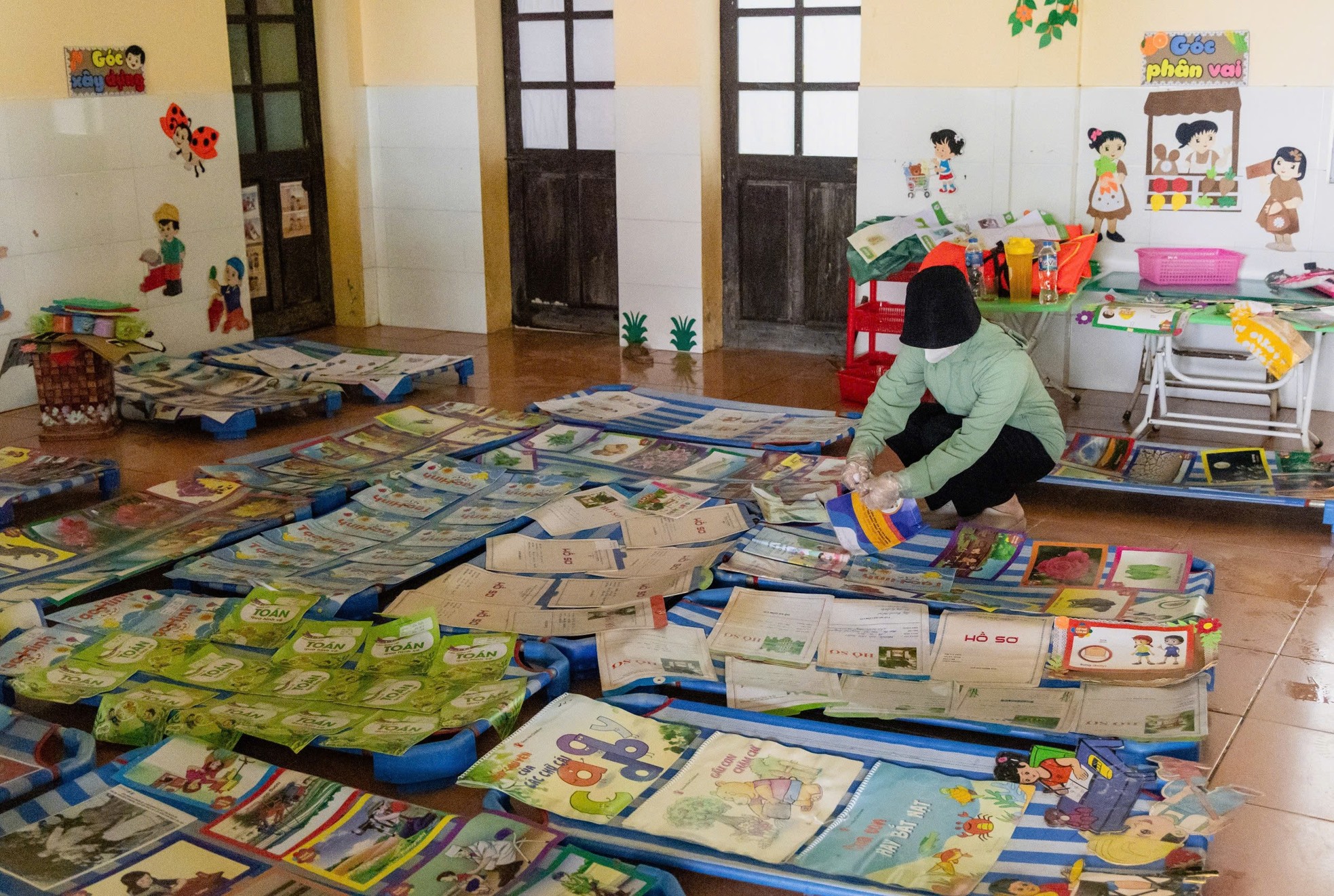 'Rốn lũ' Quảng Bình ngập ngụa trong bùn đất ảnh 9