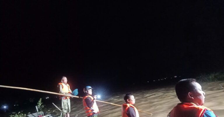 Tìm thấy thi thể người đàn ông lao ra dòng lũ cứu học sinh ở Quảng Bình