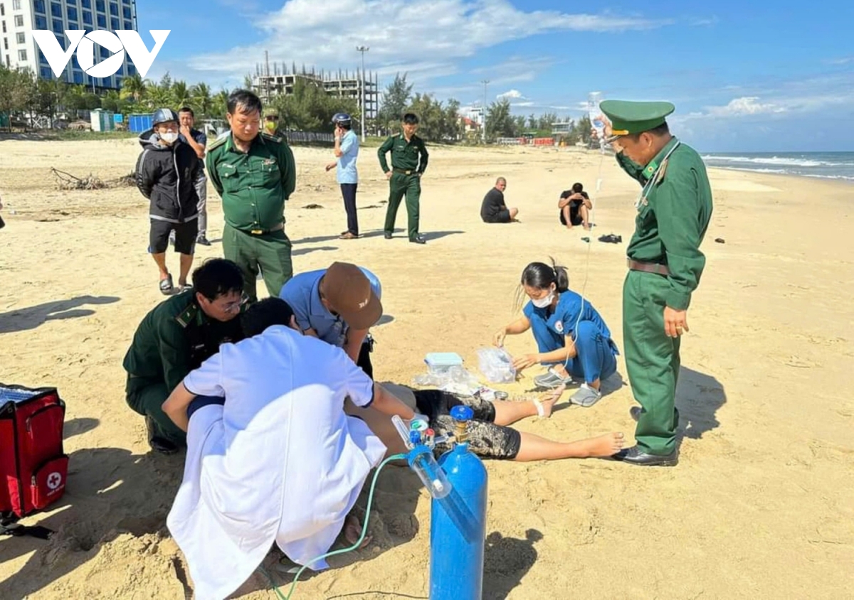 nguoi phu nu duoi nuoc khi tam bien o quang binh hinh anh 1