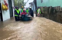 Các lực lượng vũ trang hỗ trợ người dân tại vùng “rốn ngập” Đà Nẵng