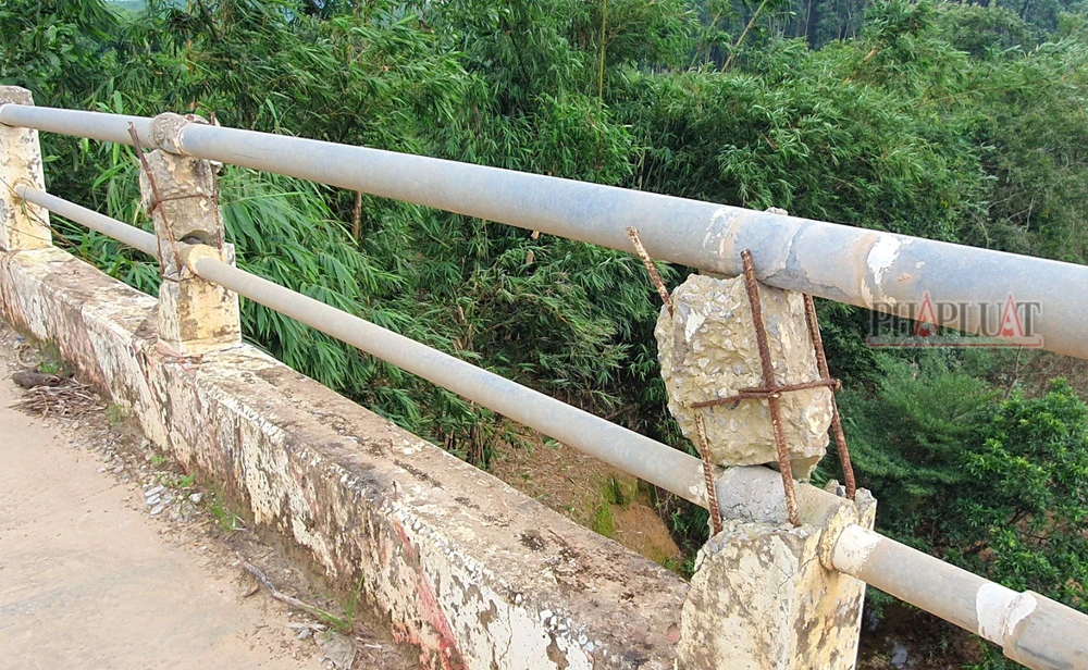 Nhiều cột lan can trên cầu bị gãy đổ, lòi sắt bị gỉ sét. Ảnh: B.THIÊN mo-cau-ho-toac-khien-nguoi-dan-bat-an-moi-lan-sang-song (3).jpg