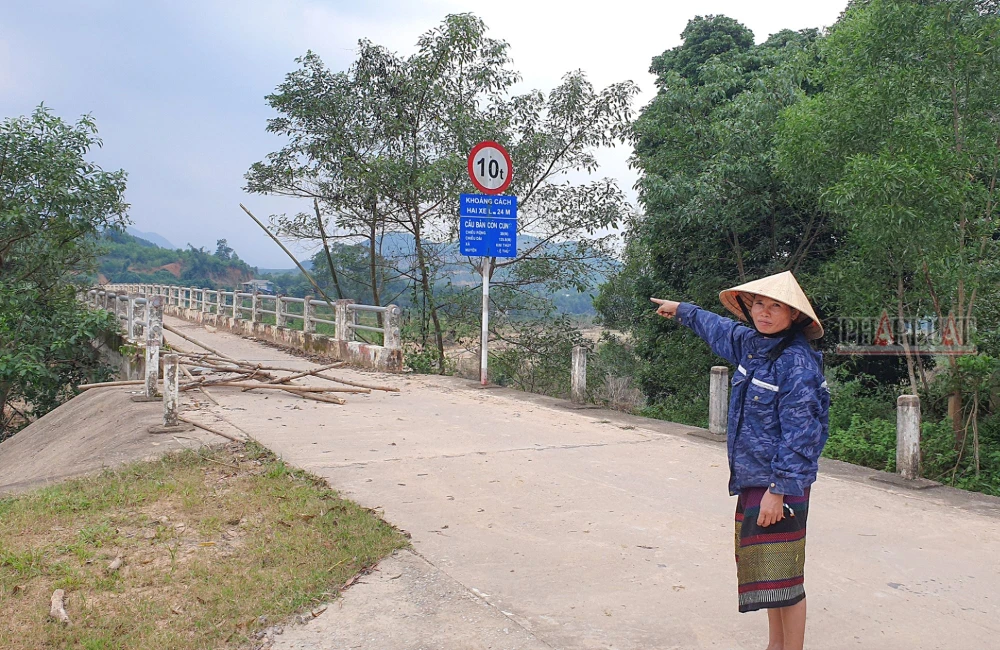 Người dân mong muốn chính quyền sớm tu sửa để đảm bảo an toàn. Ảnh: B.THIÊN mo-cau-ho-toac-khien-nguoi-dan-bat-an-moi-lan-sang-song (4).jpg