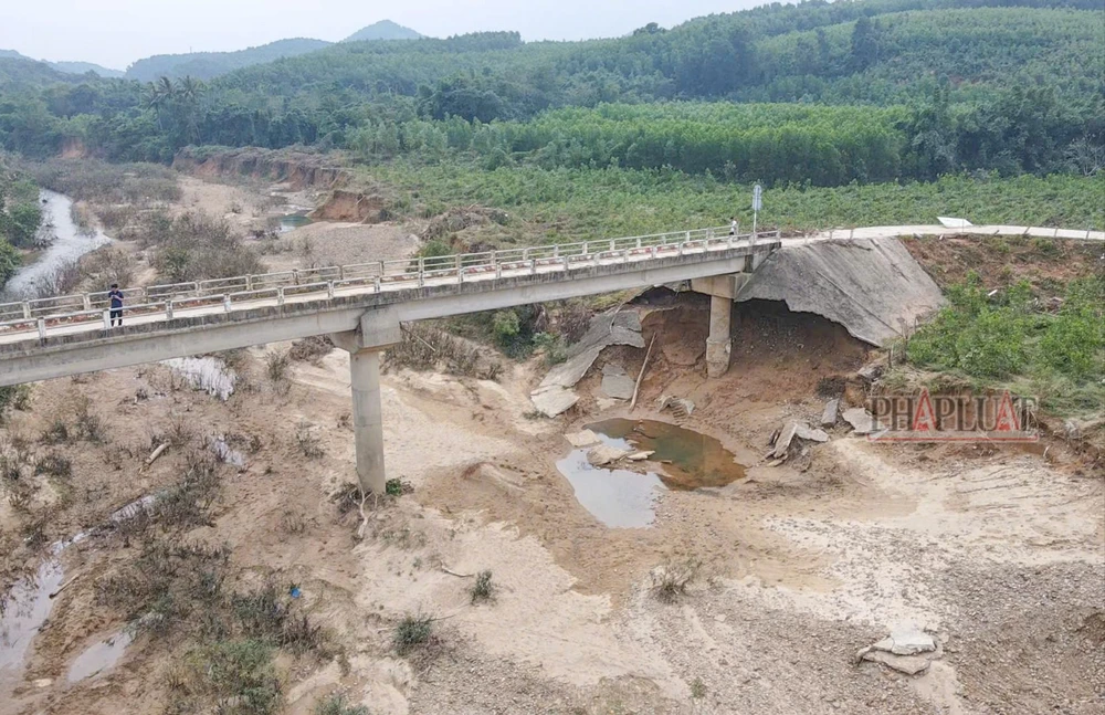 Cầu Cồn Cùng ở xã Kim Thủy, huyện Lệ Thuỷ (Quảng Bình) bị sạt lở, mố cầu hở toác sau trận lũ cuối tháng 10 vừa qua. Ảnh: B.THIÊN Cầu Cồn Cùng ở xã Kim Thủy, huyện Lệ Thuỷ (Quảng Bình) bị sạt lở, mố cầu hở toác sau trận lũ cuối tháng 10 vừa qua. Ảnh: B.THIÊN