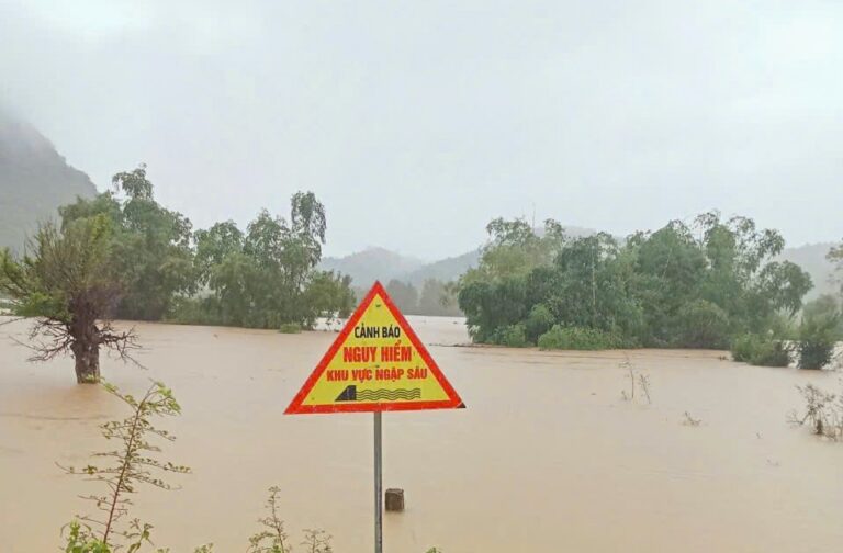 Nước lũ chia cắt gần 1.000 hộ dân, nhiều tuyến giao thông ở Quảng Bình ngập sâu